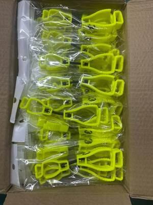Pinzas para guantes de plástico multicolor diseñadas para seguridad y durabilidad con opciones de tamaño y color personalizables para empresas