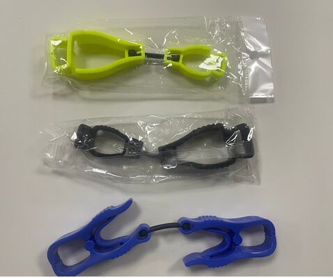 Clips para guantes de plástico, impresión de logotipo personalizado, soporte duradero para guantes de trabajo, material de polietileno, múltiples opciones de color y tamaño